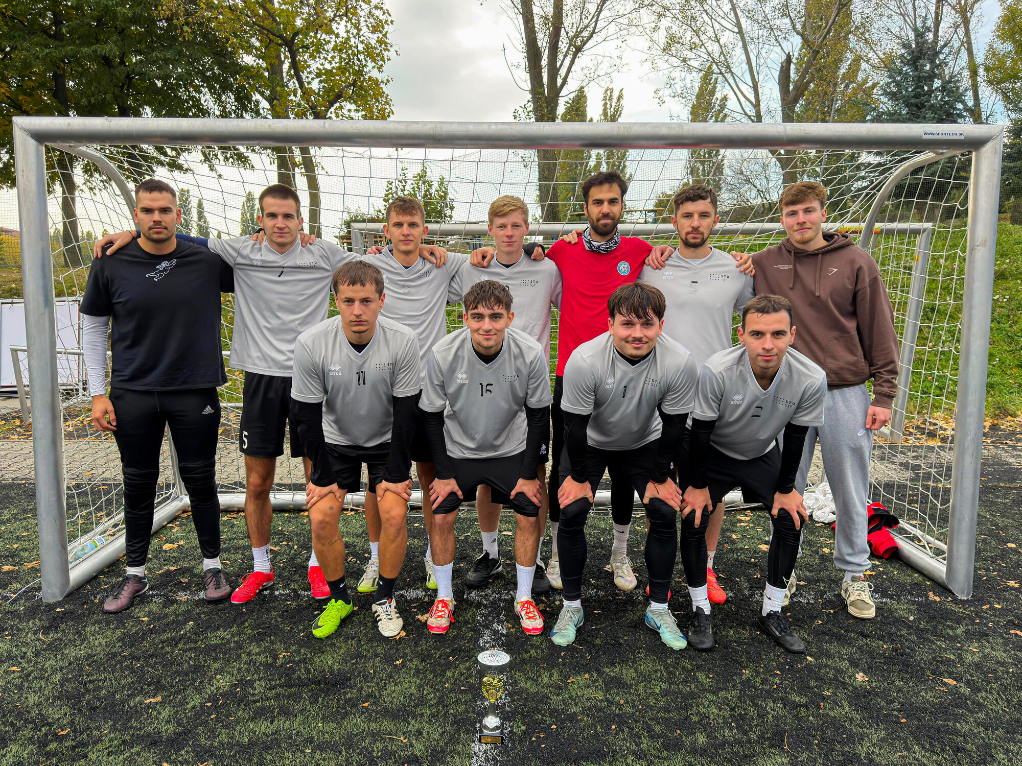 Tím Strojníckej fakulty STU v Bratislave obsadil na Majstrovstvách STU OPEN 2025 v malom futbale druhé miesto