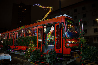 Rozsvietili sme študentskú vianočnú električku MILETRIČKA