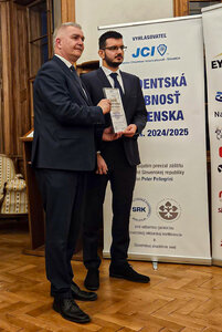 Ing. Lukáš Hanko, PhD. preberá ocenenie Študentská osobnosť Slovenska 2024/2025 Fotogaléria obr.1