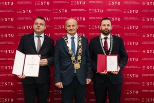 Dekan Strojníckej fakulty STU v Bratislave Dr.h.c. prof. Ing. Ľubomír Šooš, PhD. (v strede) s doc. Ing. Viliamom Čačkom, PhD. a prof. Ing. Petrom Peciarom, PhD., ktorý si z rúk rektora prevzal blahoprajný list k vymenovaniu za profesora. Fotogaléria obr.4