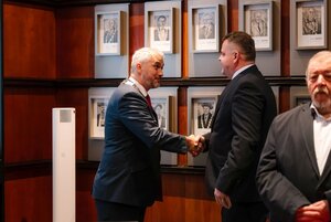 Docent Čačko preberá menovací dekrét od rektora STU v Bratislave prof. Ing. Maximiliána Strémyho, PhD. Fotogaléria obr.1