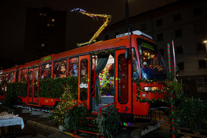 Rozsvietili sme študentskú vianočnú električku MILETRIČKA